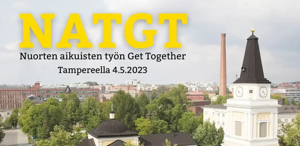 Kuvassa puinen kirkontorni kaupungin keskellä. Kuvan vasemmassa yläreunassa otsikko "NATGT - Nuorten aikuisten työn Get Together Tampereella 4.5.2023".